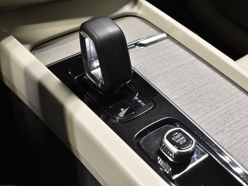 Used 2023 Volvo XC60 B5 Plus image 24