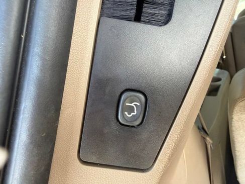 Used 2015 Chrysler Town & Country Touring FWD image 21