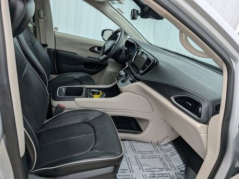 Used 2024 Chrysler Pacifica Limited image 27