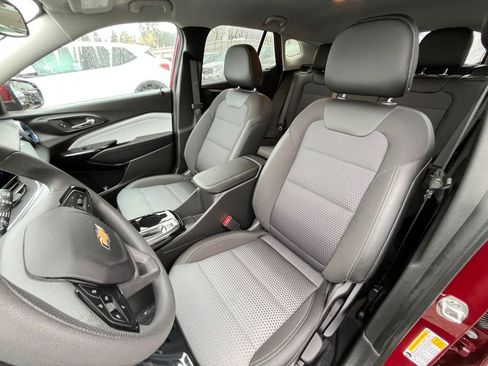 Used 2025 Chevrolet Trax LT image 34