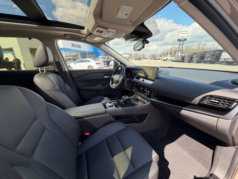 Used 2025 Nissan Rogue SL w/ Tech Package image 13