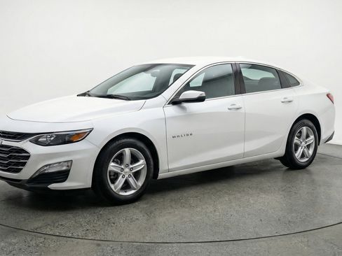 Used 2024 Chevrolet Malibu LT image 3