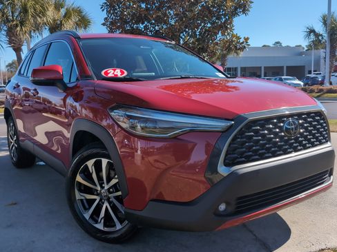 Certified 2024 Toyota Corolla Cross XLE image 2