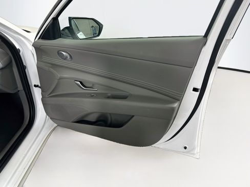 Used 2025 Hyundai Elantra SEL FWD image 32