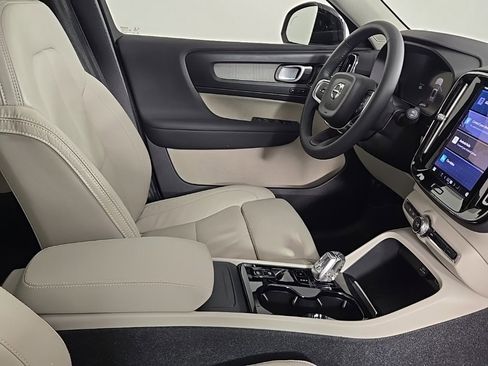 Certified 2023 Volvo XC40 B5 Ultimate w/ Climate Package image 17