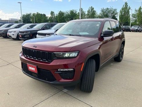 Certified 2023 Jeep Grand Cherokee Limited w/ Luxury Tech Group II AWD/4WD image 3