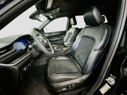 Used 2024 Jeep Grand Cherokee Altitude AWD/4WD image 13