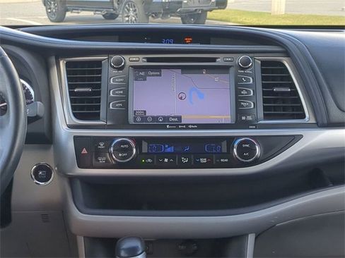 Used 2016 Toyota Highlander XLE image 18