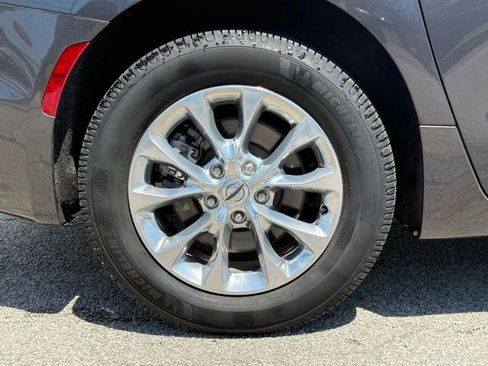 Used 2022 Chrysler Pacifica Touring-L AWD/4WD image 11