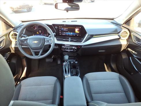 Used 2025 Chevrolet Trax LT FWD image 24