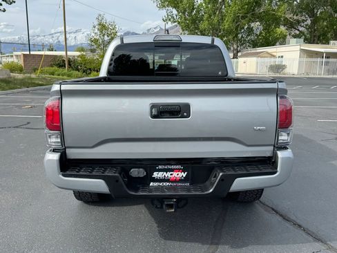 Used 2018 Toyota Tacoma TRD Off-Road AWD/4WD image 9
