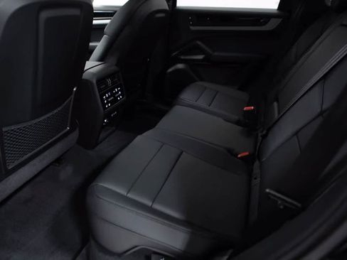 Certified 2026 Porsche Cayenne AWD/4WD image 36