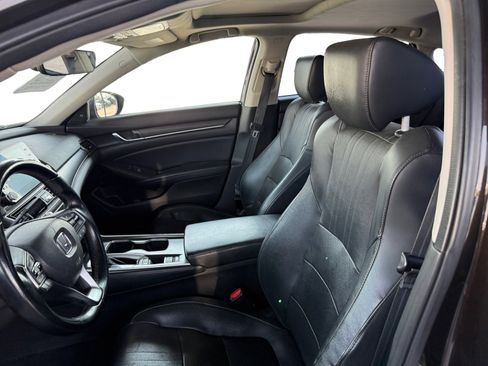 Used 2018 Honda Accord Touring image 10