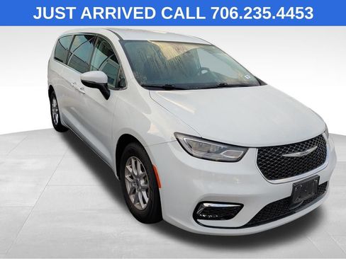 Used 2023 Chrysler Pacifica Touring-L FWD image 1