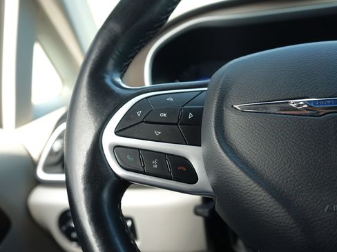 Used 2018 Chrysler Pacifica Touring-L FWD image 15
