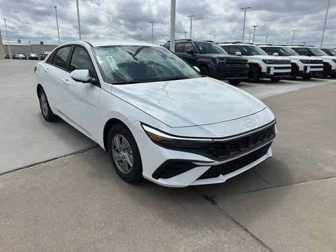 New 2026 Hyundai Elantra SE image 2