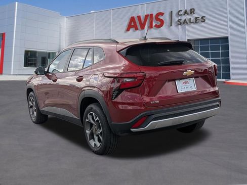 Used 2025 Chevrolet Trax LT w/ LT Convenience Package FWD image 9