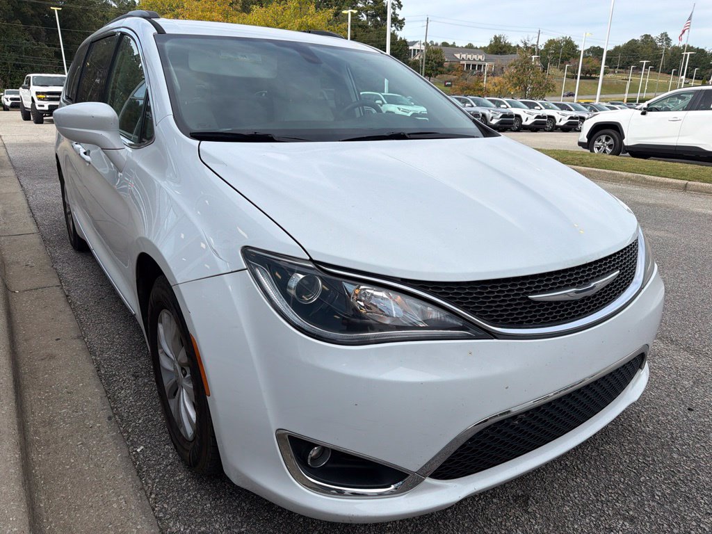 Used 2017 Chrysler Pacifica Touring-L FWD image 4