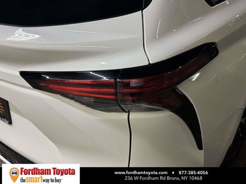 Used 2025 Toyota Sienna XSE w/ XSE Premium Package AWD/4WD image 11