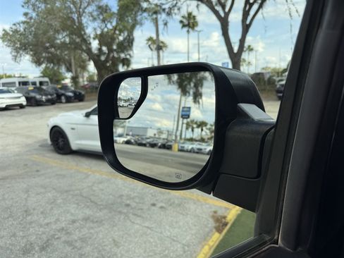 Used 2019 Nissan Titan SV w/ SV Convenience Package AWD/4WD image 30