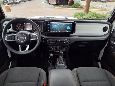 Used 2025 Jeep Wrangler Unlimited Sahara AWD/4WD image 3