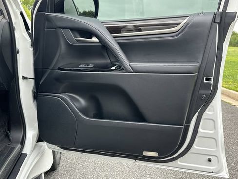 Used 2018 Lexus LX 570 4WD image 16