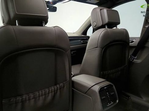Used 2024 Porsche Macan AWD/4WD image 43