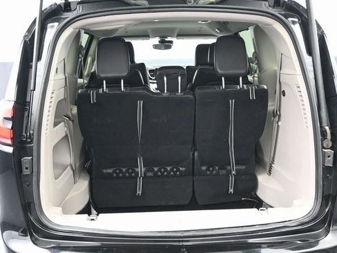 Used 2024 Chrysler Pacifica Touring-L image 15