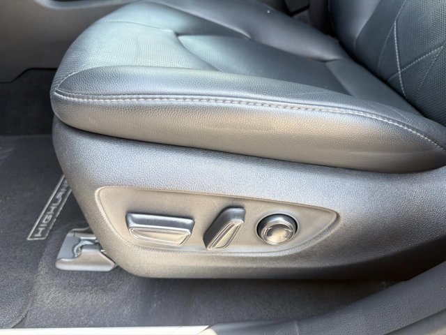 Used 2024 Toyota Highlander Platinum FWD image 10