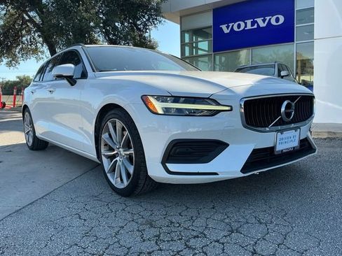 Used 2020 Volvo V60 T5 Momentum FWD image 1