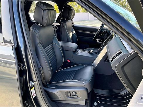 Used 2024 Land Rover Discovery Metropolitan Edition image 6