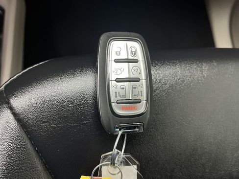 Used 2024 Chrysler Pacifica Touring-L image 26