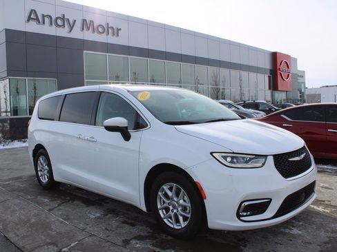 Used 2023 Chrysler Pacifica Touring-L image 1