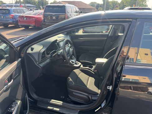 Used 2020 Hyundai Elantra SE w/ Cargo Package (C1) FWD image 6