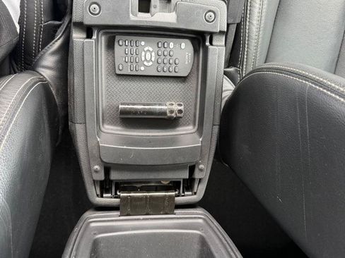 Used 2017 Jeep Wrangler Unlimited Sahara w/ Connectivity Group AWD/4WD image 18