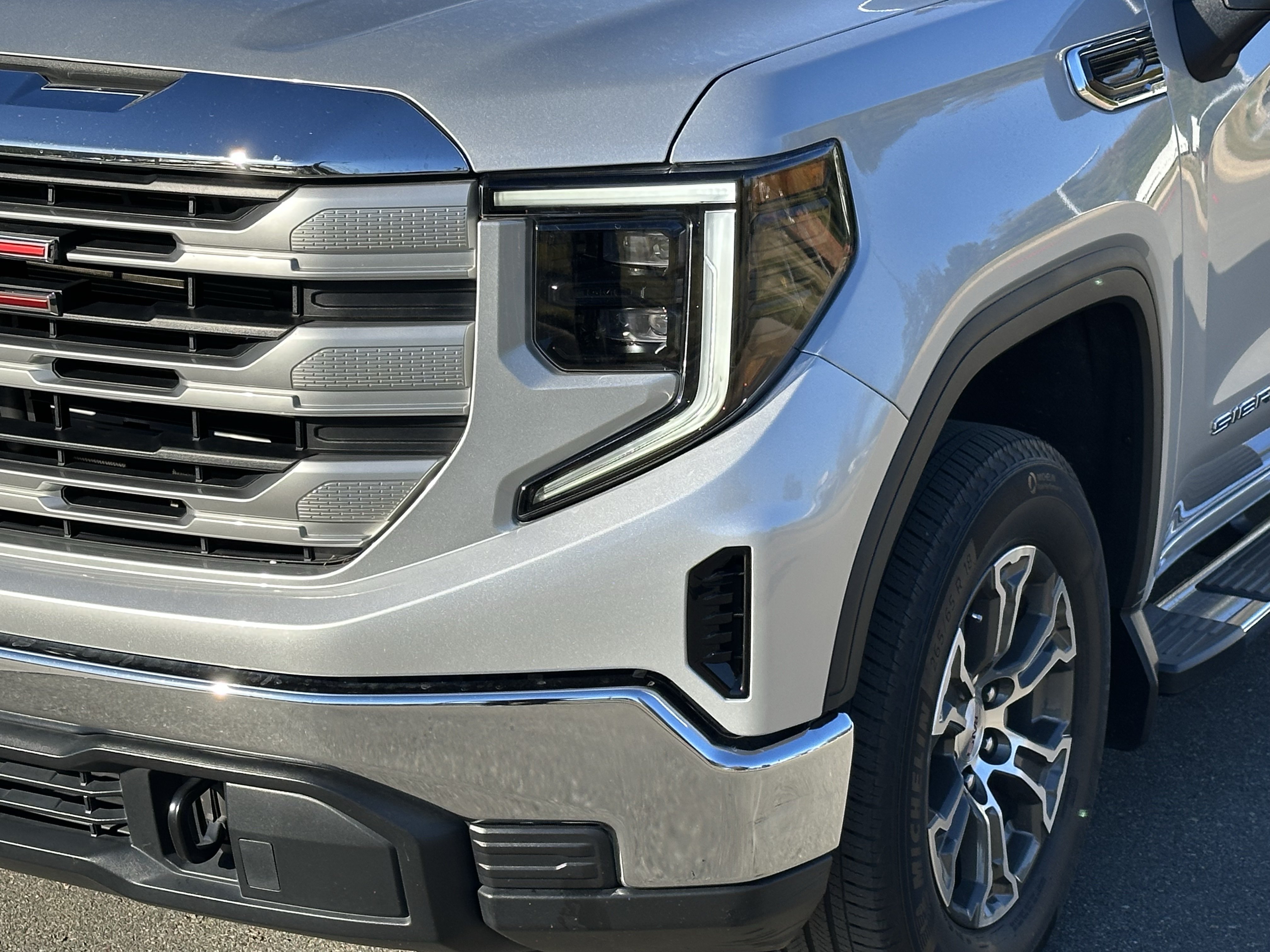 Used 2022 GMC Sierra 1500 SLE AWD/4WD image 11