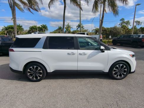 Used 2024 Kia Carnival EX image 4