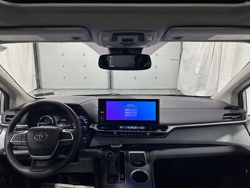 Used 2025 Toyota Sienna XLE image 45