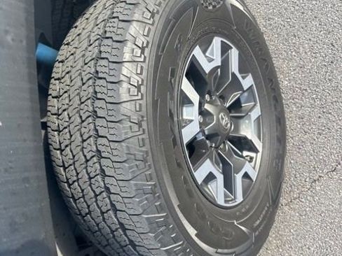 Certified 2019 Toyota Tacoma TRD Off-Road AWD/4WD image 15
