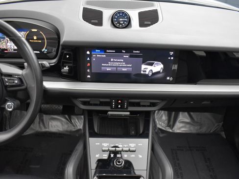 Used 2024 Porsche Cayenne Coupe image 18