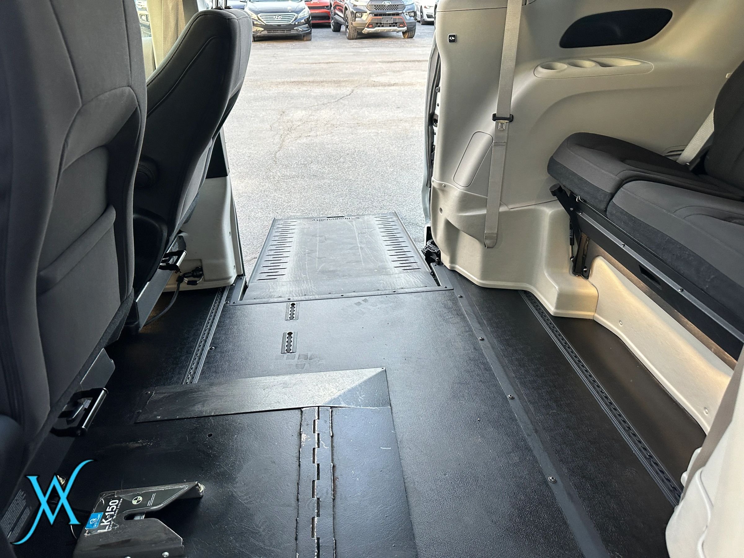 Used 2018 Chrysler Pacifica Touring Plus FWD image 27