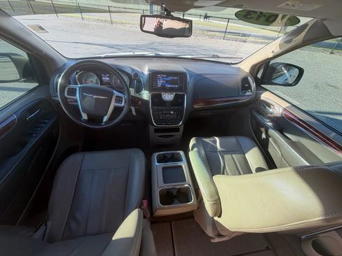 Used 2013 Chrysler Town & Country Touring-L w/ Driver Convenience Group FWD image 10