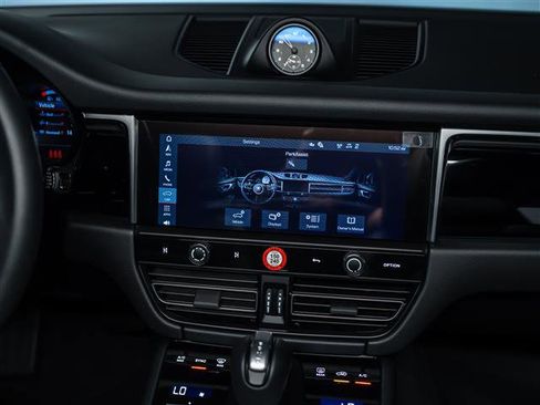 Certified 2025 Porsche Macan image 27