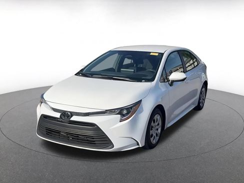 Used 2025 Toyota Corolla LE image 4