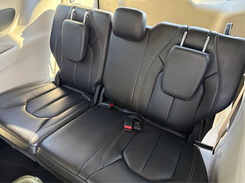 Used 2023 Chrysler Pacifica Touring-L FWD image 42
