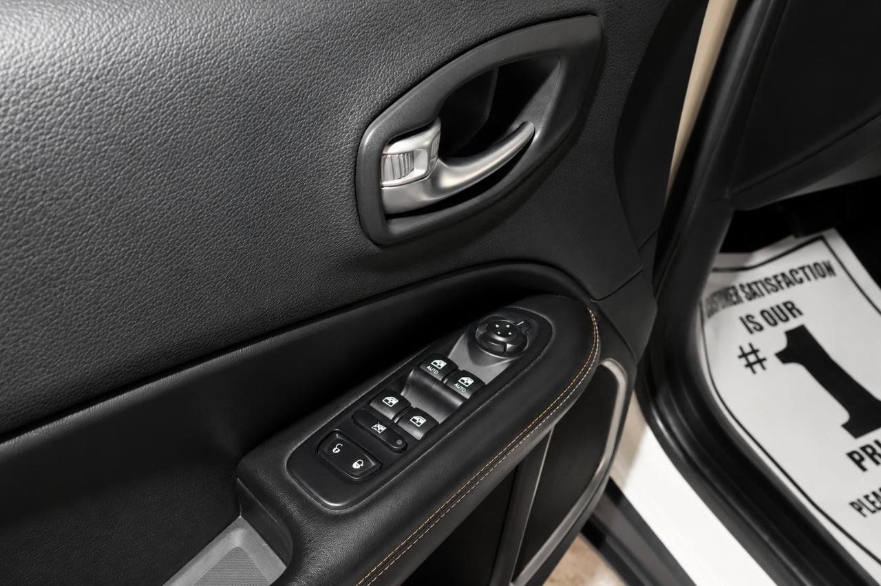 Used 2018 Jeep Compass Latitude FWD image 15