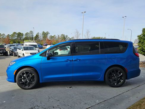New 2026 Chrysler Pacifica Select image 4