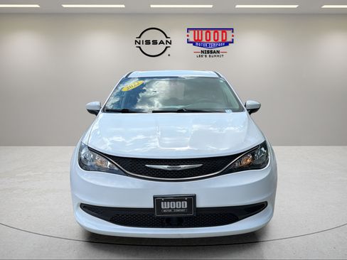 Used 2022 Chrysler Voyager LX FWD image 6