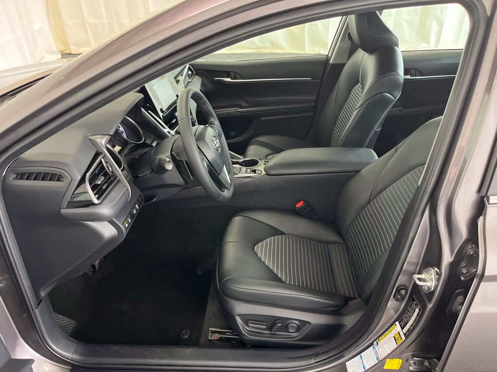 Used 2023 Toyota Camry SE AWD/4WD image 3