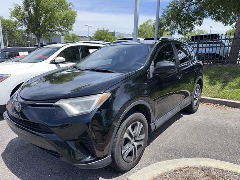 Used 2018 Toyota RAV4 LE image 2